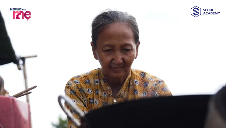 Người bà đã 70 tuổi nhưng vẫn luôn cố gắng bán bánh chuối mỗi ngày để nuôi 4 đứa cháu và cả con gái của mình