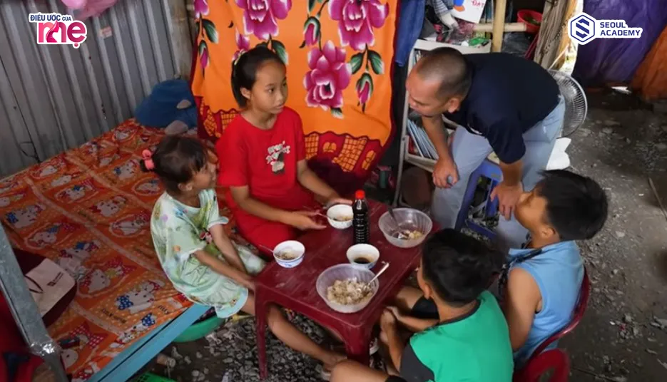 Các cháu của bà Tuyết mỗi ngày đều ăn cơm chan nước tương sống qua ngày, sống trong căn nhà xập xệ, thiếu kiên cố