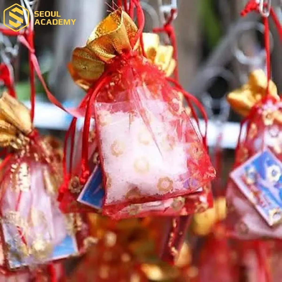 Mua muối là nghi thức không thể thiếu của người Việt Nam trong những ngày đầu năm mới