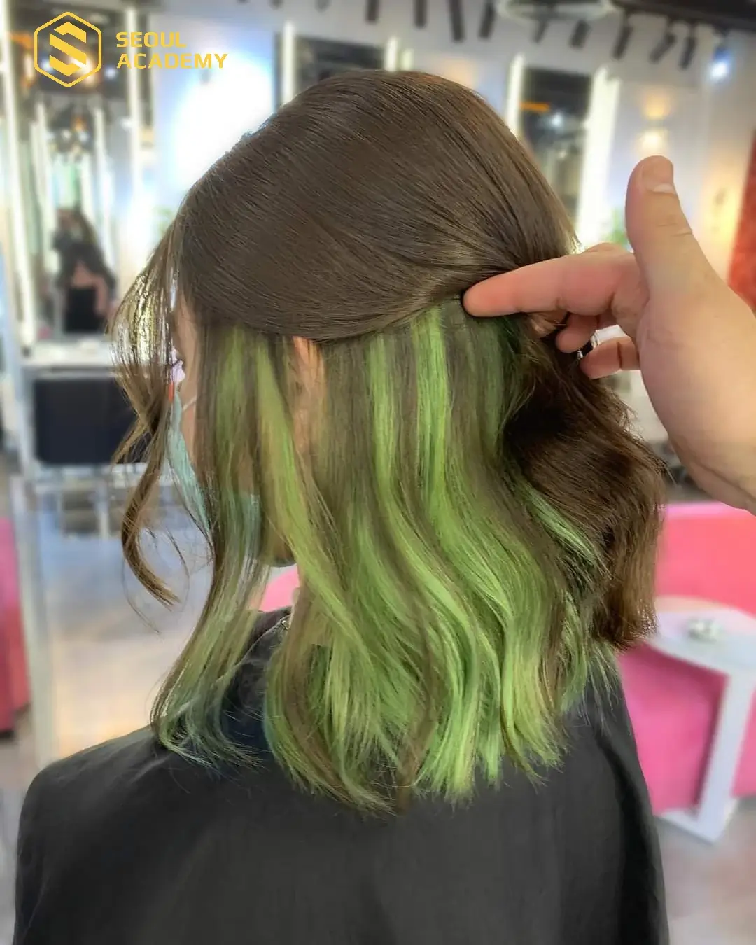 Màu tóc nâu xanh rêu là gam màu nhuộm được yêu thích bởi mang đến vẻ ngoài vừa dịu dàng vừa phá cách