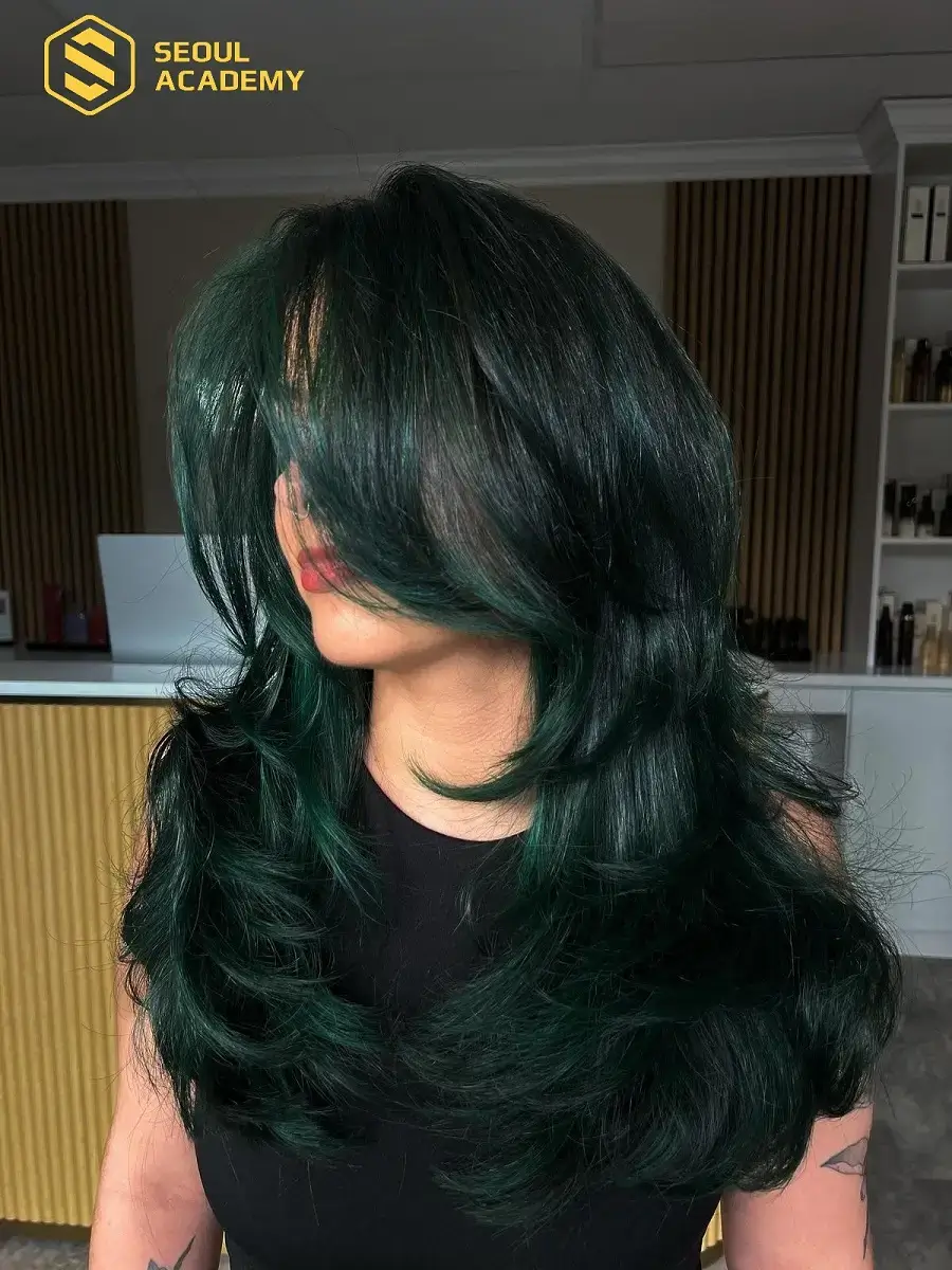 Màu tóc xanh rêu đen huyền bí là lựa chọn lý tưởng cho những cô nàng yêu thích sự bí ẩn