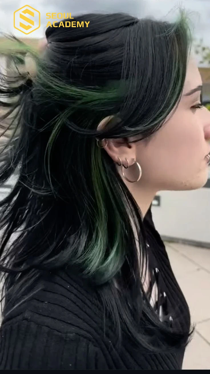Hidden tóc màu xanh rêu giúp tăng thêm sự bí ẩn thú vị cho mái tóc của bạn
