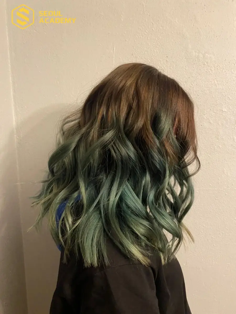 Kỹ thuật balayage xanh rêu tự nhiên giúp tăng chiều sâu cho mái tóc dài