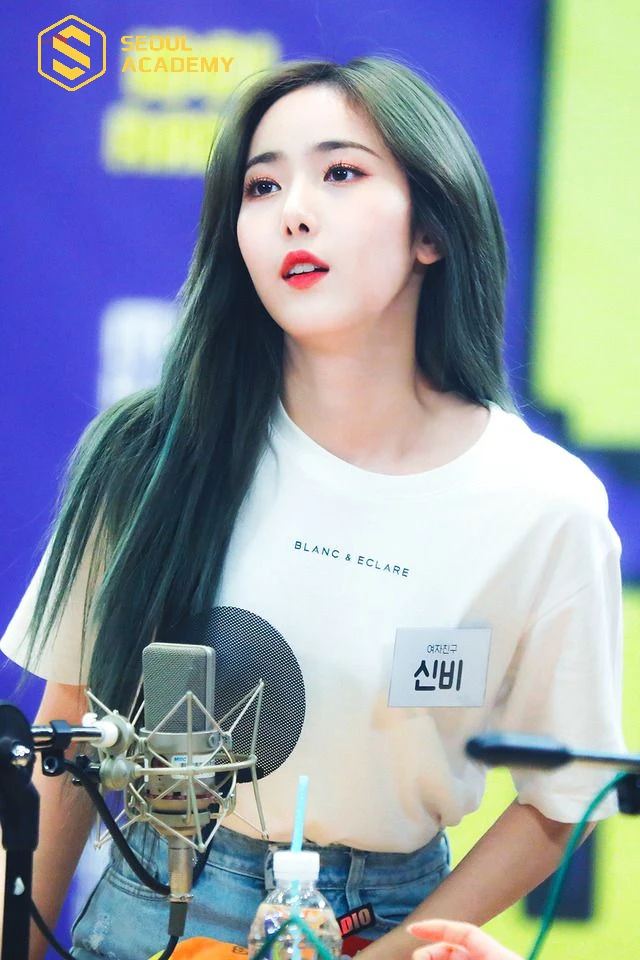 Tóc màu xanh rêu có thể phù hợp với nhiều loại da khác nhau