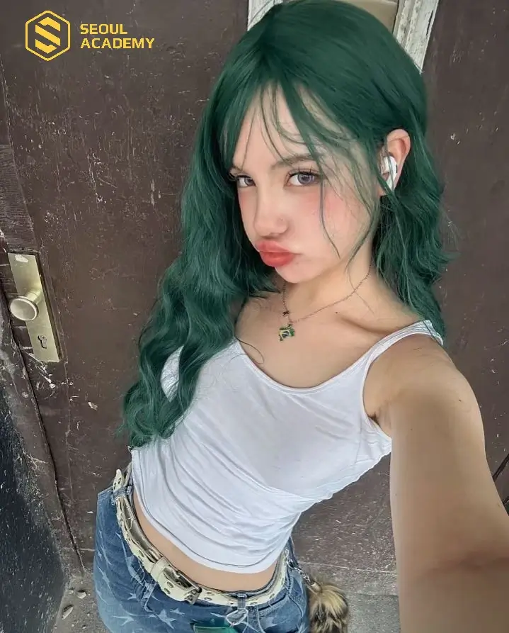 Bạn sẽ sở hữu thần thái sang chảnh với tông màu xanh rêu lạnh