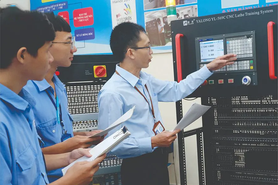 Trường Trung Cấp Nghề Kỹ Thuật Công Nghệ Hùng Vương là trung tâm dạy sửa chữa điện lạnh tại TPHCM