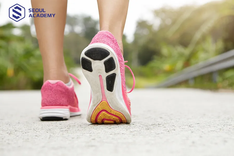 Bước chân trái ra đầu ngõ, ra khỏi nhà trong ngày thi là điềm xui