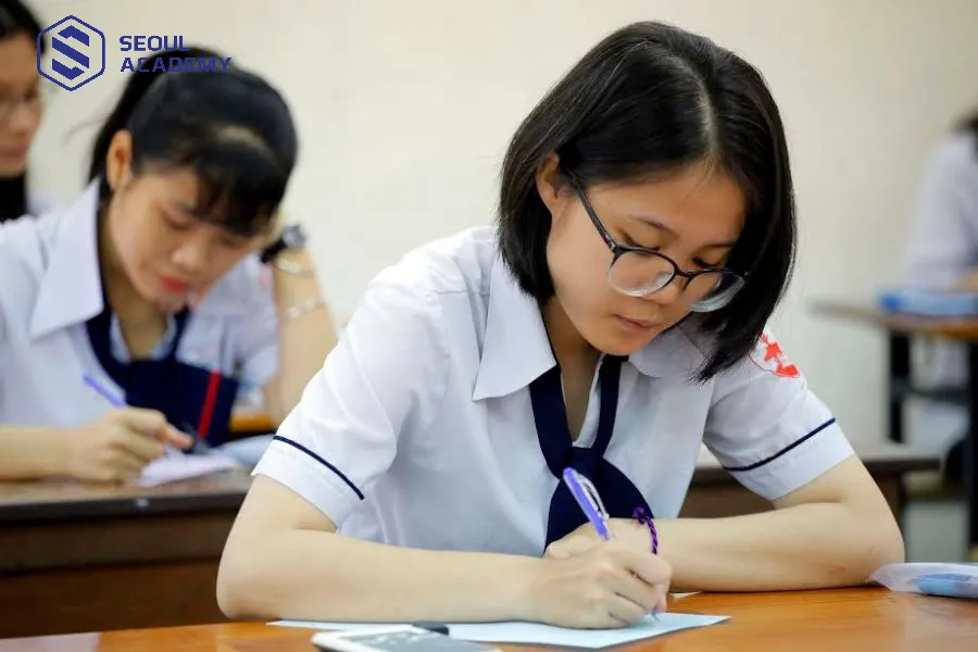 Nhiều sĩ tử muốn cầu may mắn trước các kỳ thi và môn thi quan trọng