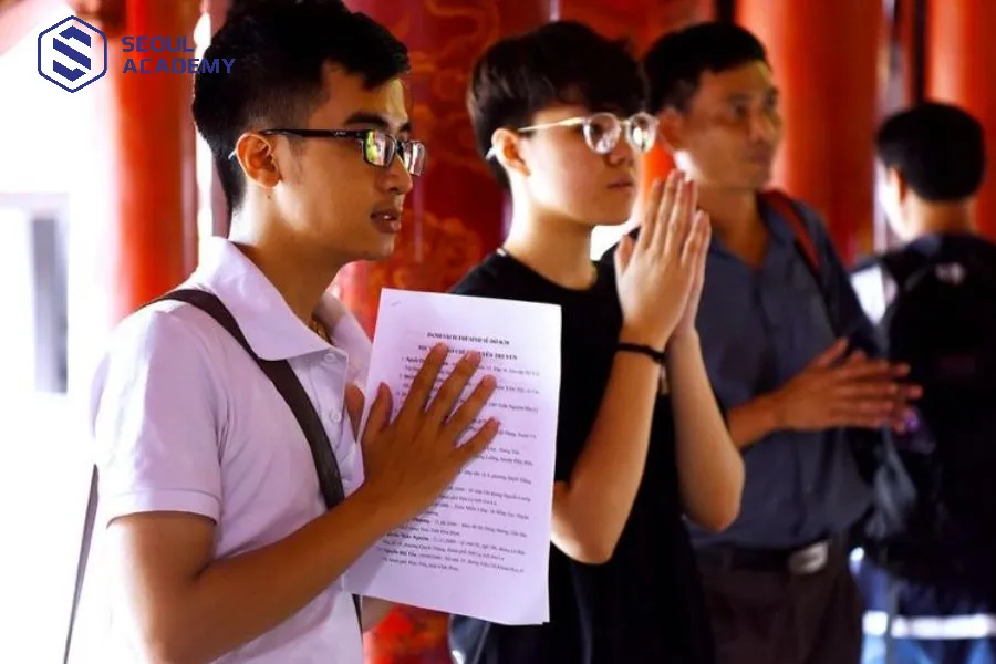 Học sinh, sinh viên đi chùa cầu may trước khi thi