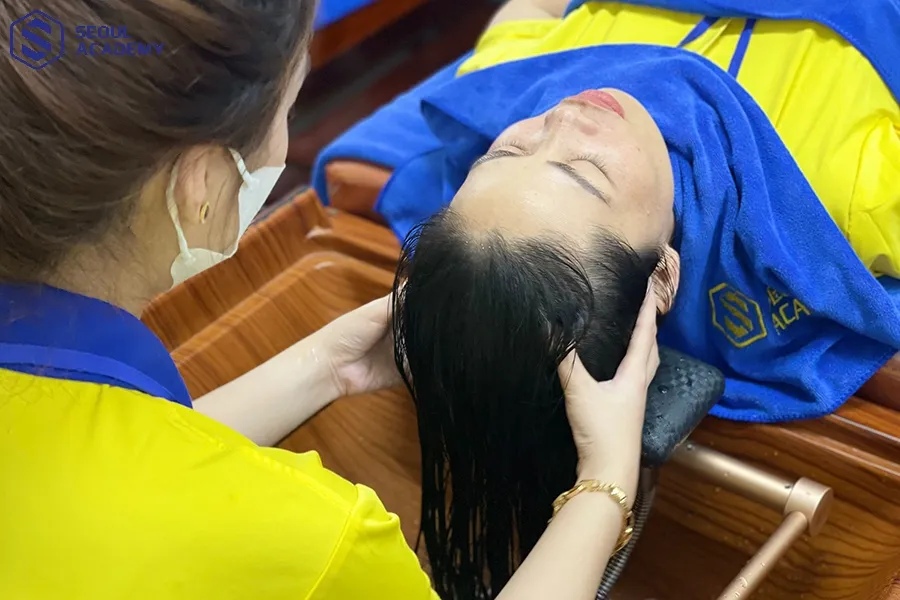 Thực hiện chải tóc gỡ rối trước khi bắt đầu gội đầu dưỡng sinh Thực hiện chải tóc gỡ rối trước khi bắt đầu gội đầu dưỡng sinh