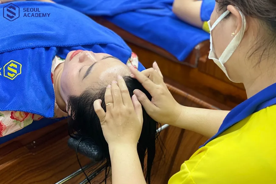 Thực hiện chải tóc gỡ rối trước khi bắt đầu gội đầu dưỡng sinh Thực hiện chải tóc gỡ rối trước khi bắt đầu gội đầu dưỡng sinh