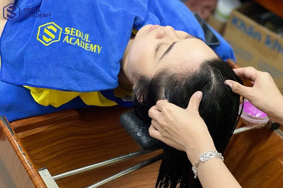 Thực hiện gội đầu 2 lần để làm sạch da đầu hiệu quả Thực hiện gội đầu 2 lần để làm sạch da đầu hiệu quả