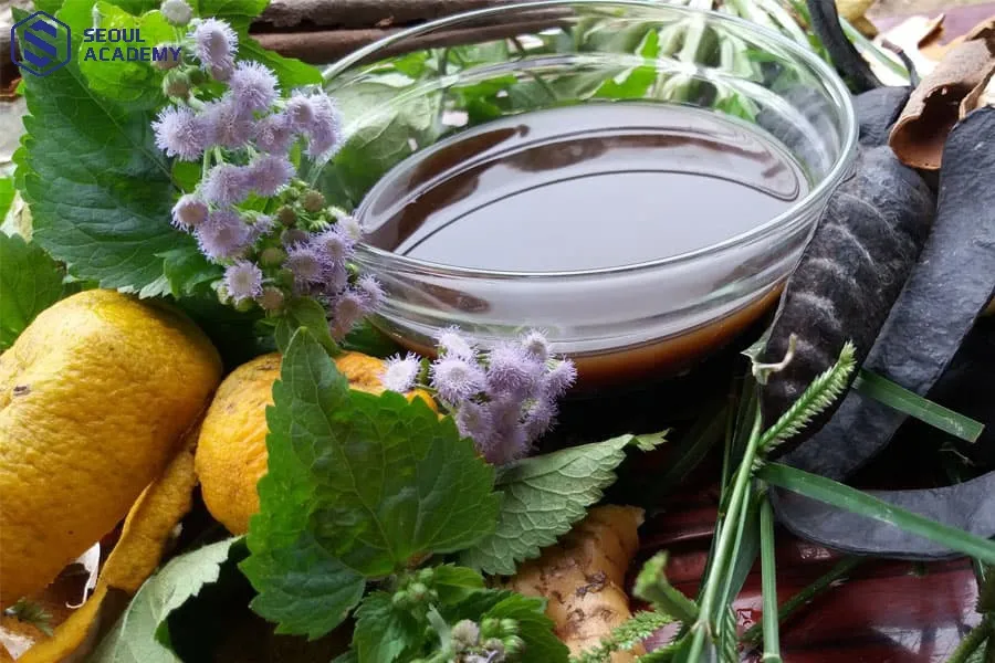 Bạn có thể để dành nước thảo mộc để gội những lần sau Bạn có thể để dành nước thảo mộc để gội những lần sau