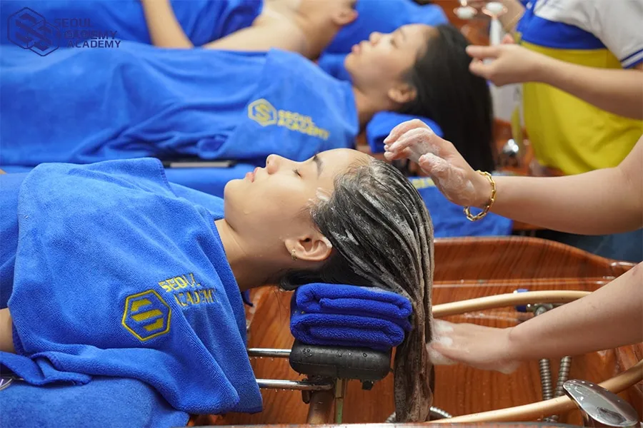 Nên tham gia các khóa học gội đầu dưỡng sinh để đảm bảo thực hiện đúng kỹ thuật Nên tham gia các khóa học gội đầu dưỡng sinh để đảm bảo thực hiện đúng kỹ thuật