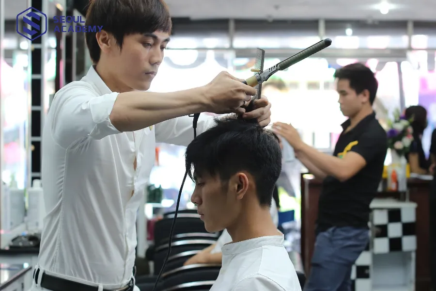 Nhiều người chọn cắt tóc vào ngày mùng 6 hàng tháng