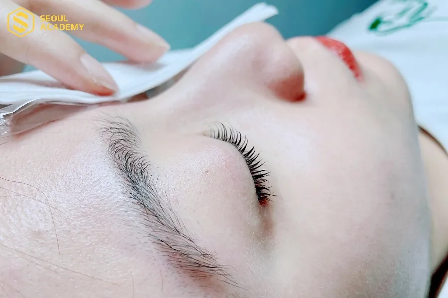 Chăm sóc mắt đúng cách trong thời gian kiêng nước