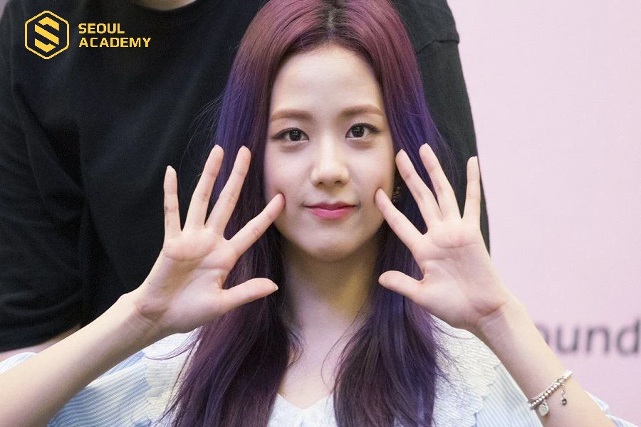 Ca sĩ Jisoo sở hữu bàn tay chữ M