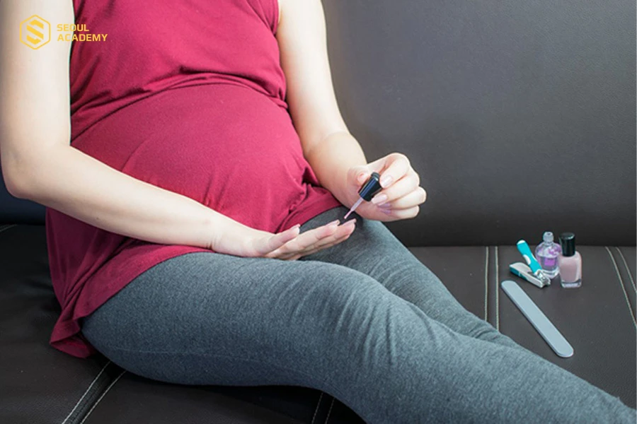 Mẹ bầu nên hạn chế sơn móng tay gel trong thời gian mang thai