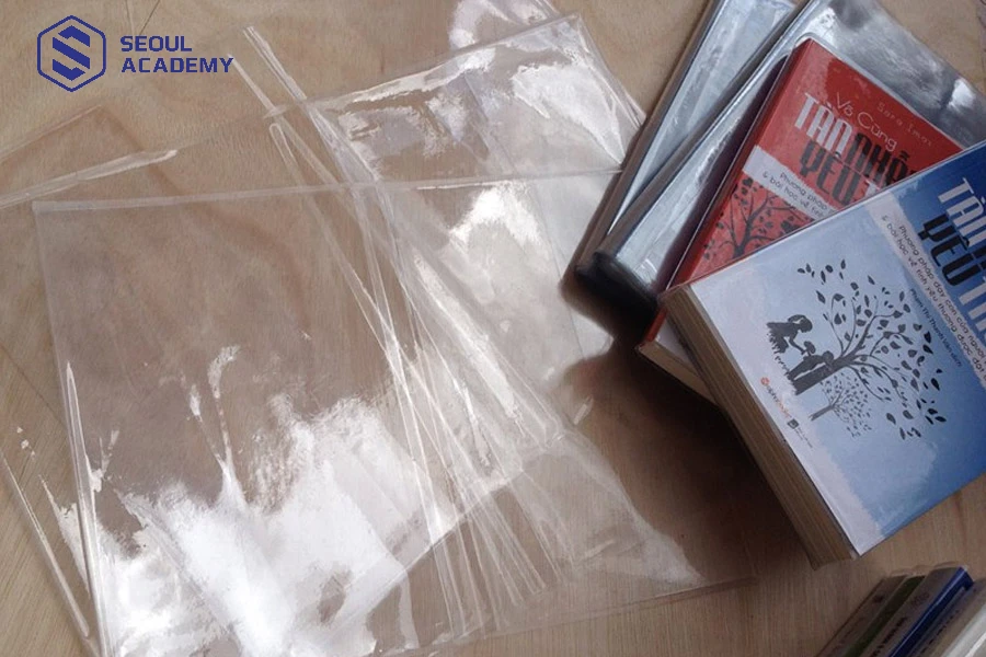 Nên bọc bìa sách ngay khi mua về