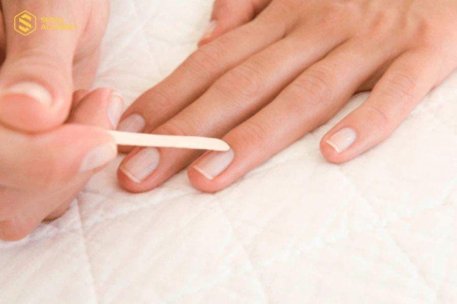 Làm sạch phần da thừa để móng được sạch sẽ, gọn gàng