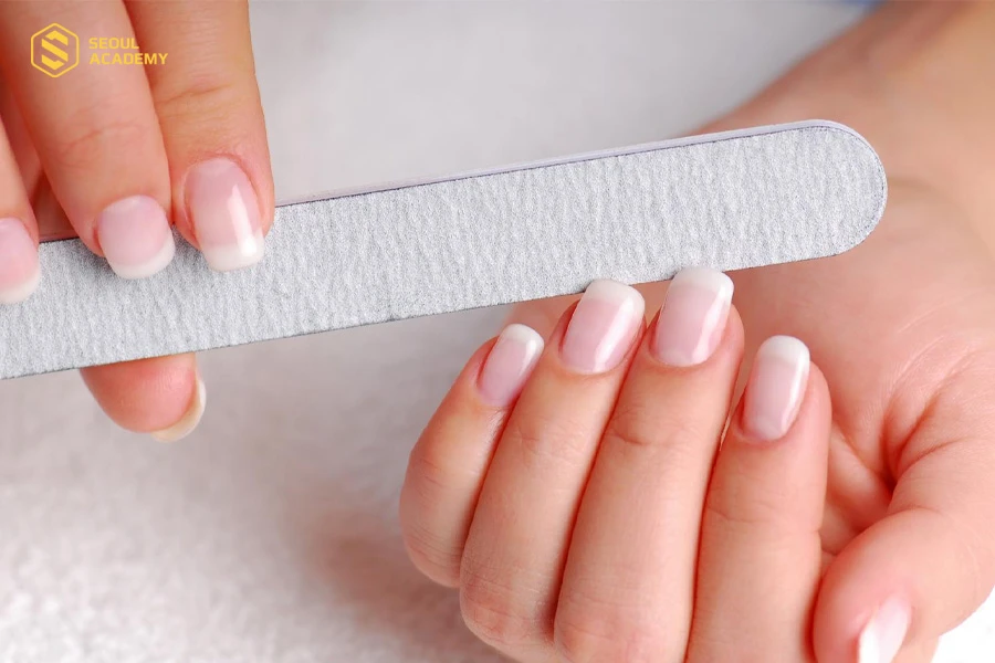 Dũa móng để điều chỉnh móng theo form ưng ý