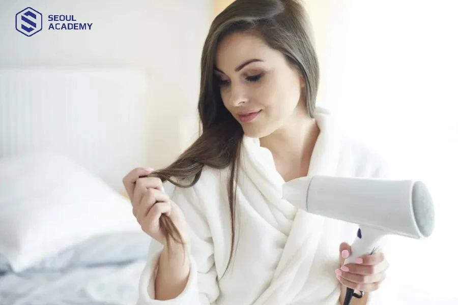 Dùng máy sấy nhiệt độ mát để làm khô tóc tự nhiên Dùng máy sấy nhiệt độ mát để làm khô tóc tự nhiên