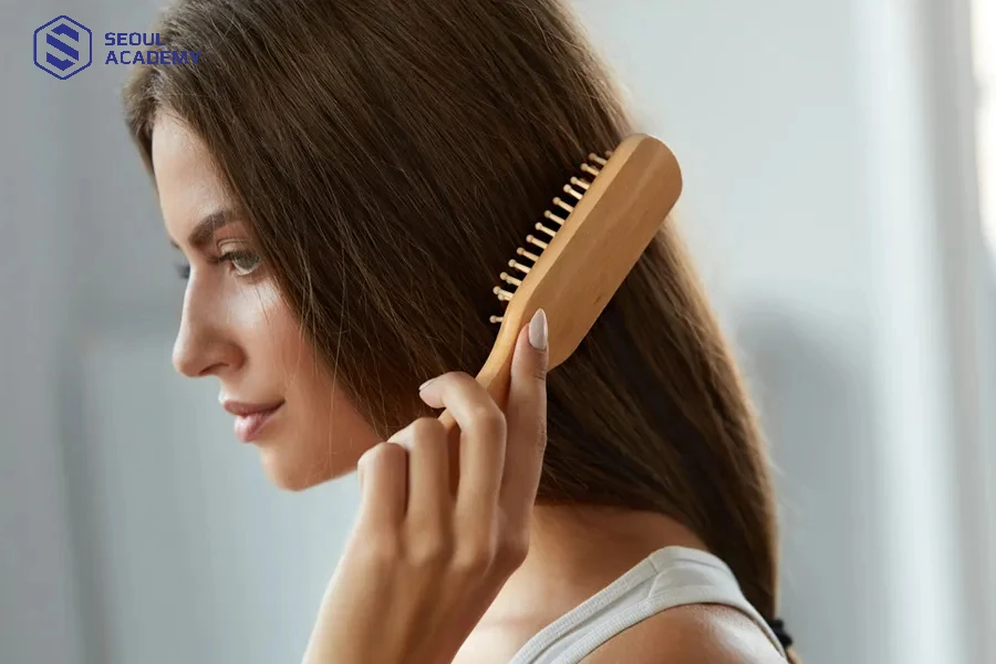 Chải tóc trước khi gội đầu để tránh gãy rối Chải tóc trước khi gội đầu để tránh gãy rối