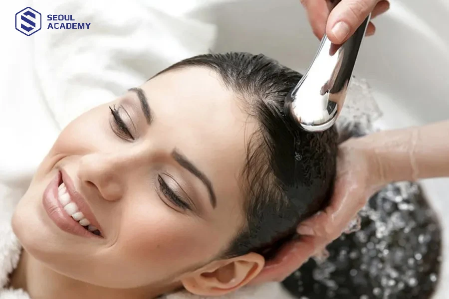 Làm tóc ướt bằng nước ấm Làm tóc ướt bằng nước ấm