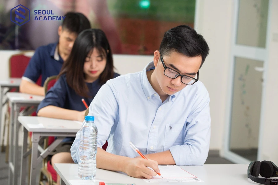 Nhìn toàn bộ bài thi, câu dễ làm trước, câu khó làm sau