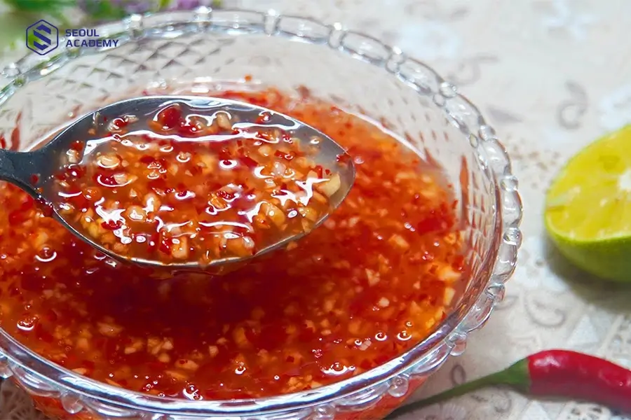 Sau cùng cho thêm ớt tỏi chanh để tăng hương vị cho nước mắm khóm