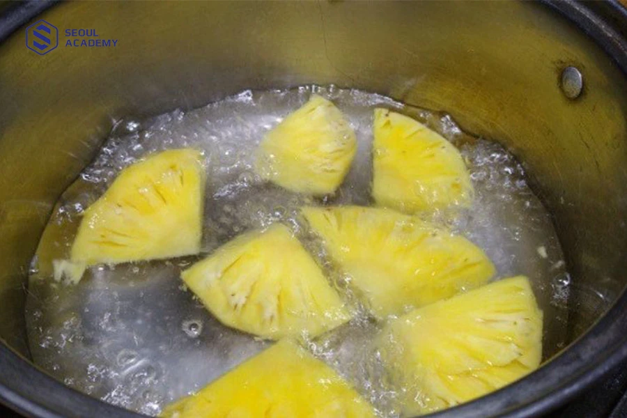 Cách chế biến nước mắm chay chua ngọt làm từ khóm rất đơn giản