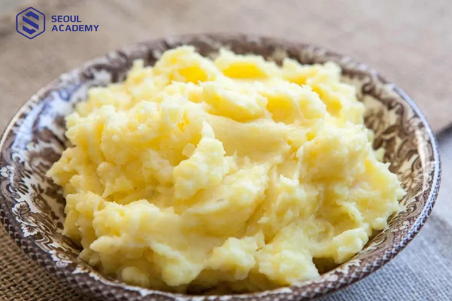 Luộc chín khoai tây và nghiền nát trước khi đến với công đoạn tiếp theo