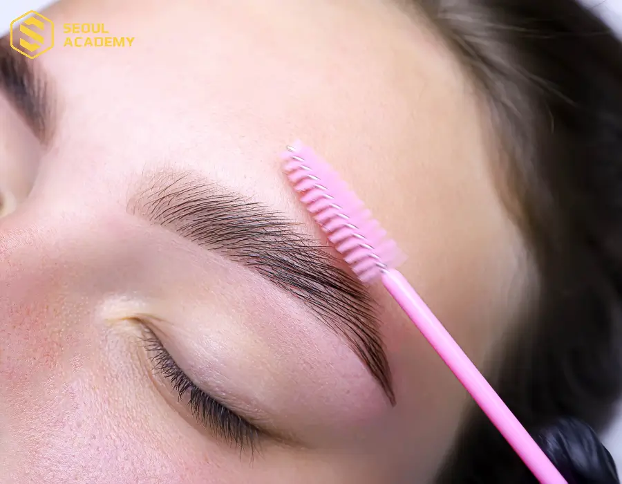 Sử dụng nhíp để tỉa bớt những sợi lông mày nằm ngoài khung đã được định hình