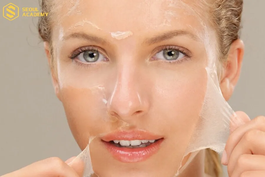 Các lớp vảy bong tróc sẽ dần rơi ra ngoài