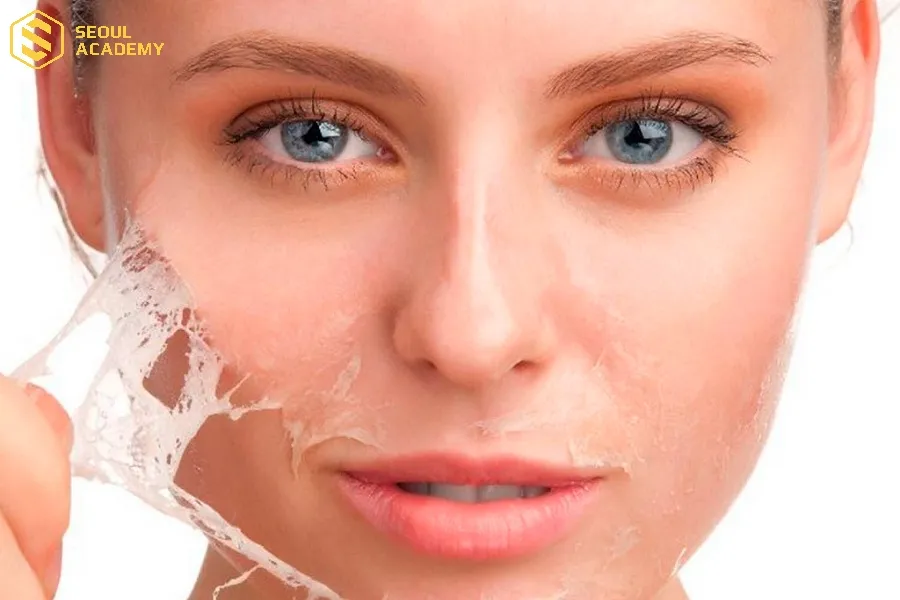 Khi lớp da chết bong tróc hoàn toàn, làn da mịn màng dần lộ ra