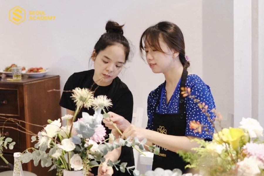 Nhiều công việc khác nhau mà học viên cắm hoa có thể làm