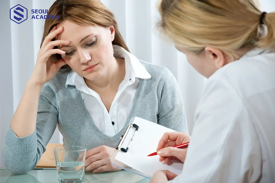 Bác sĩ tâm lý giúp điều trị những vấn đề về tâm lý cho bệnh nhân