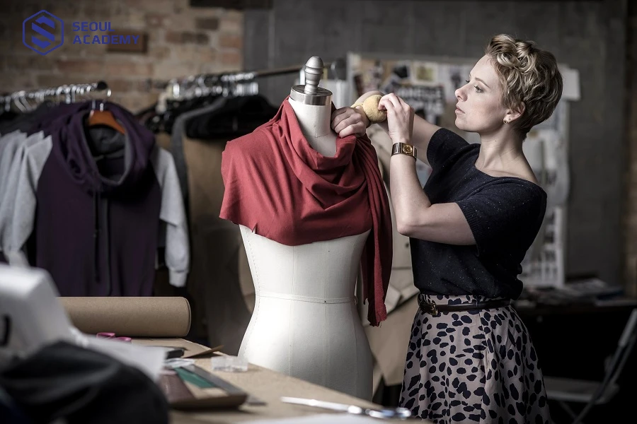 Người làm lĩnh vực thiết kế thời trang phải cẩn thận từng chi tiết nhỏ