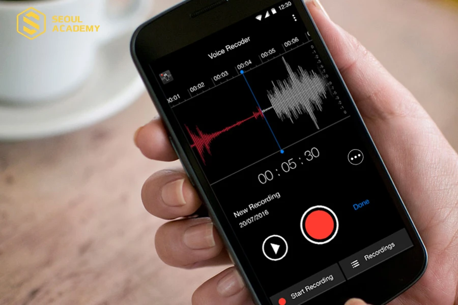 Khi đi học hãy mang theo điện thoại ngừa việc cần ghi âm lại thông tin