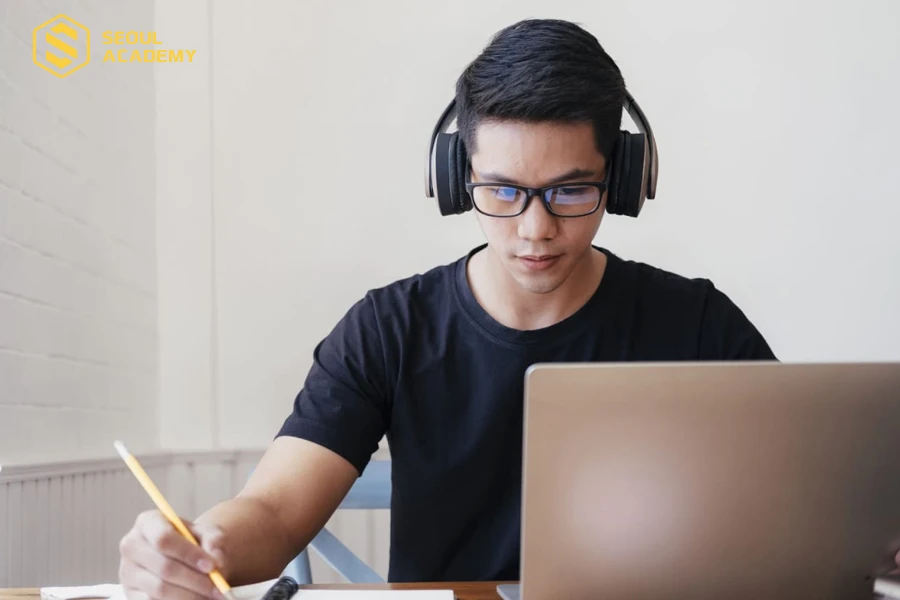 Đến đúng giờ và tập trung khi tham gia lớp học quy chế