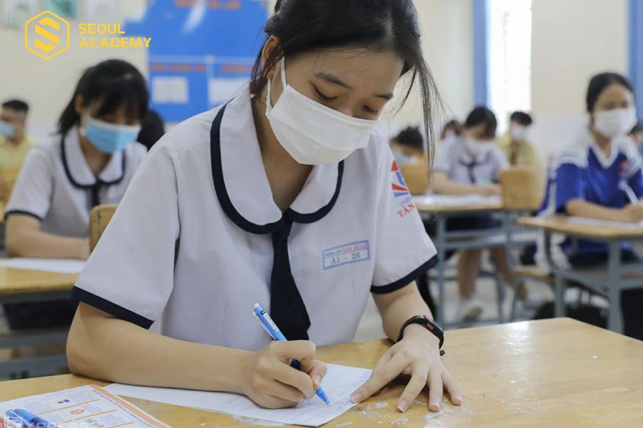 Đi thi không thể thiếu có bút mực