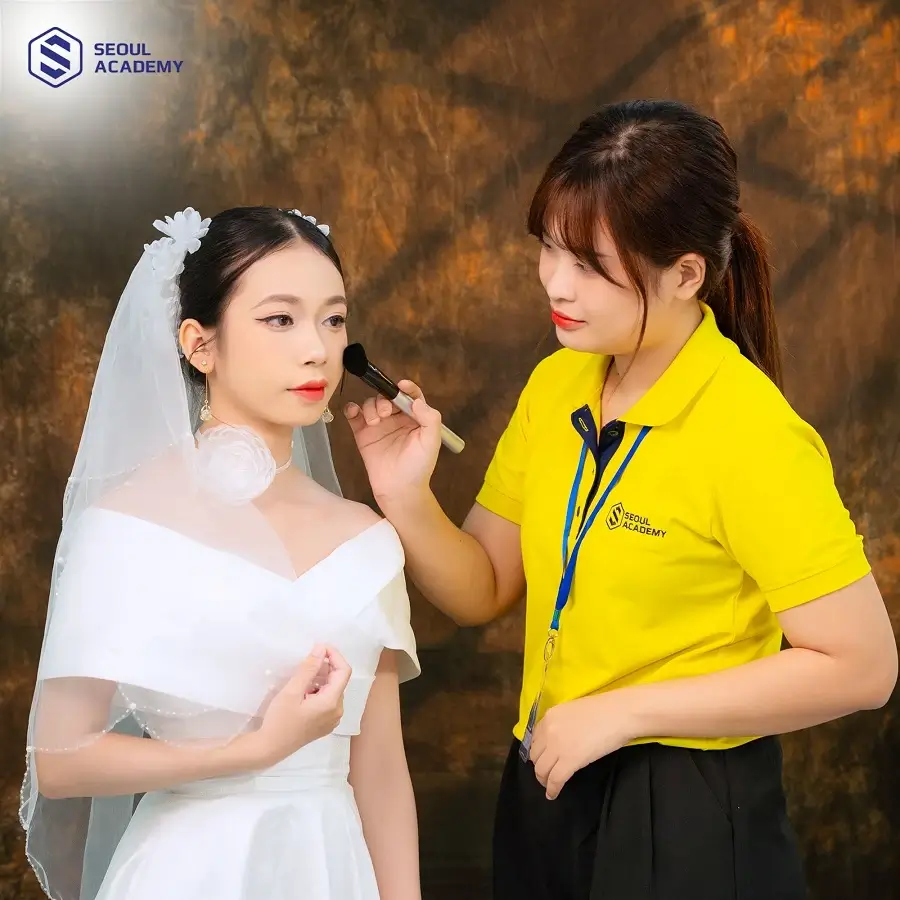 Bạn có thể cải thiện kỹ năng giao tiếp khi học nghề trang điểm