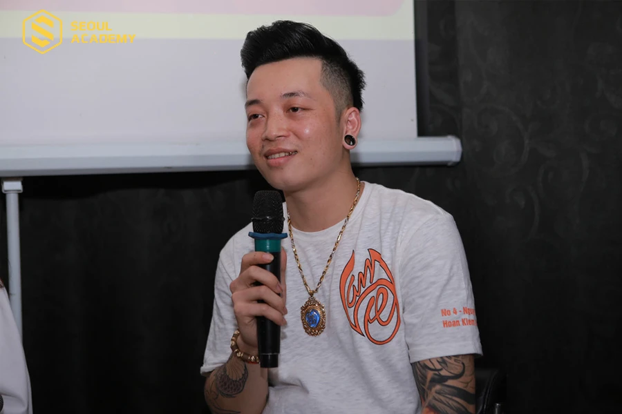 Nhiều trường đại học khôngcó quy định rõ ràng về việc sinh viên xăm mình