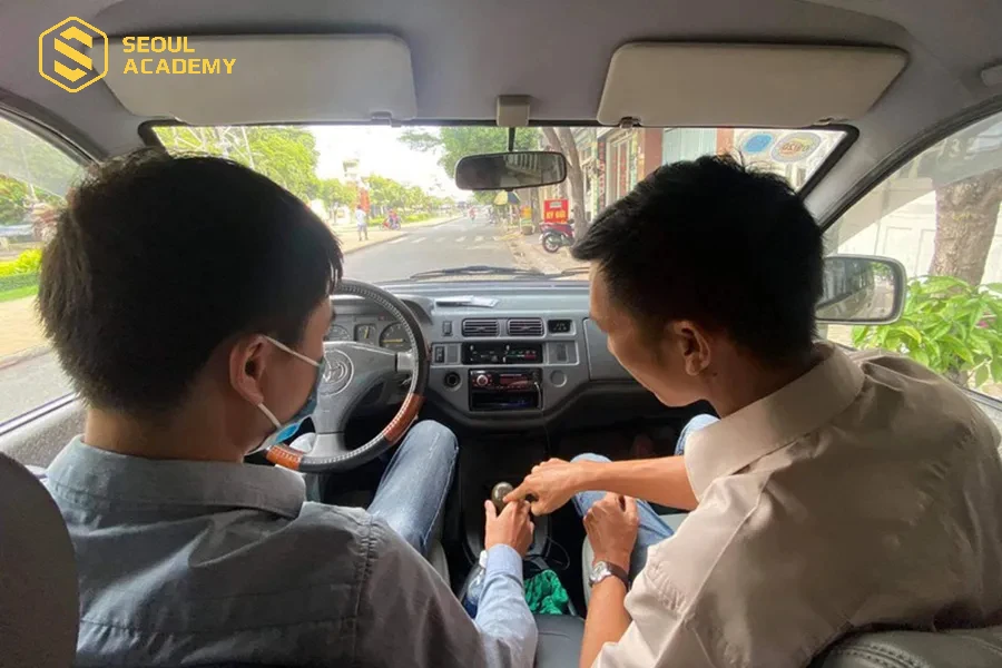 Học nghề lái xe là đáp án học nghề gì dễ kiếm tiền cho nam