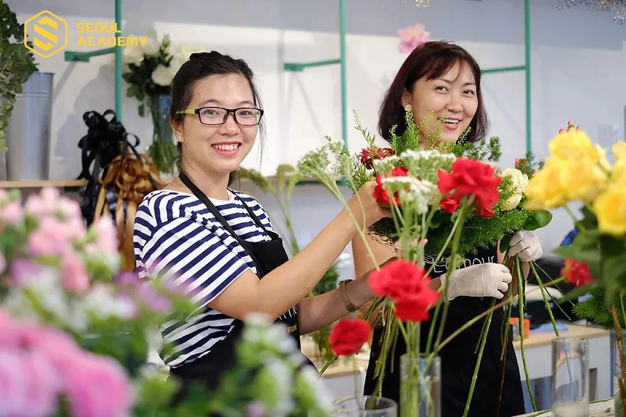 Học cắm hoa là khoá học nghề rất hợp với con gái
