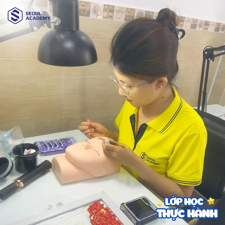 Khóa học nối mi được chỉ dạy bởi chuyên gia