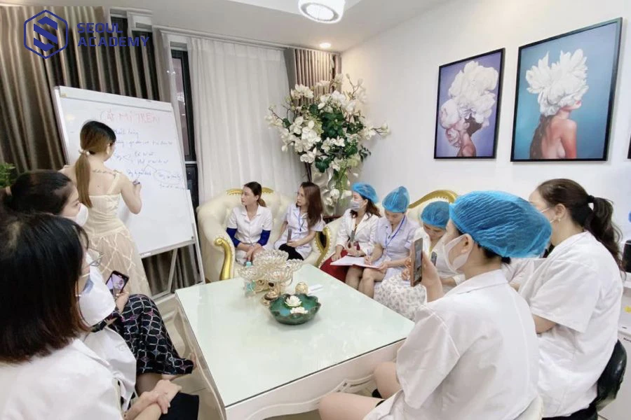 Hằng Nhung Eva chuyện dạy nhấn mí ở Hà Nội