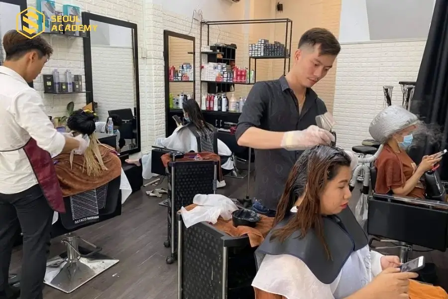 Nghề làm tóc đem lại thu nhập ổn định cho người khéo tay