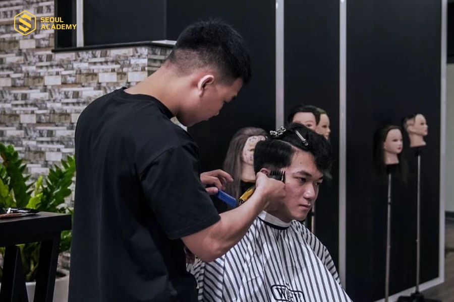 Học viên được trang bị những kỹ thuật cắt tóc từ cơ bản đến nâng cao