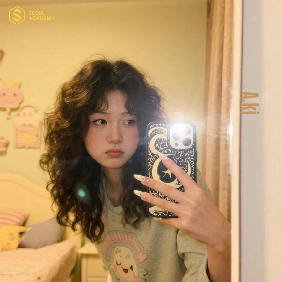 Tóc xoăn Hippie mang đến phong cách vừa hiện đại vừa đáng yêu cho người có khuôn mặt tròn béo